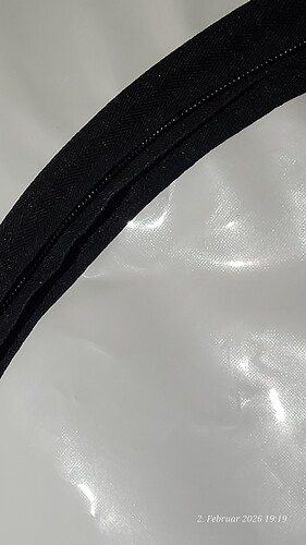 In some places, the light protection fabric does not fit under the upper fabric, only on the right as on the left at the bottom beginning