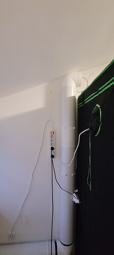 18 Abluftrohr heute in der Höhe verlängert für über das Zeltdach rüber zu gehen am 28.2.24