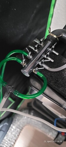 Von 8 Regler sind 4 leicht geöffnet, was bei der leichten Öffnung ab geht, sieht man am Regenwasser