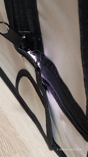 here again door right, the counterpart for the velcro is missing