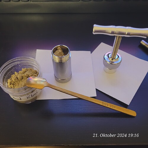 In der Dose war noch etwas Purple Bud Kief der kam auch dazu