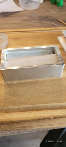 Papier zu geklappt und Gegenstück der Pressform drauf 4