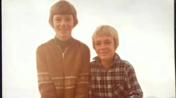 1517352273362-brothers
